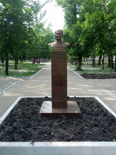 Памятник Умнову Г. А.