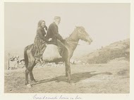 Man en vrouw op paard op het Corsicaanse platteland