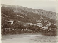 Villa Louise gelegen in de zuid-Franse kustplaats Menton gezien vanaf het station