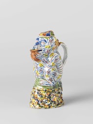 Melkkan in de vorm van een aap van veelkleurig beschilderde faïence