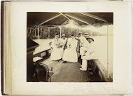 Portret van het gezelschap Sandel in een boot  op de Wampoe rivier, Tandjong Poera,  Langkat Sumatra