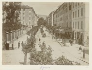Straatgezicht met rijtuigen met paarden in een straat te Ajaccio