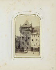 Lorenz Ritter Platz in Neurenberg met links het Nassauer Haus en de Tugendbrunnen, rechts speelgoedwinkel Johann Friedrich Alt