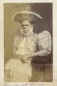 Portret van een man met baard, gekleed in een jasje met schoudervullingen en een groot, bewerkt hoofddeksel