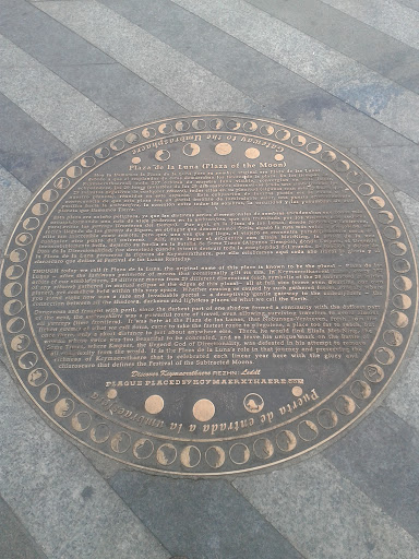 Placa De La Luna En La Plaza Luna