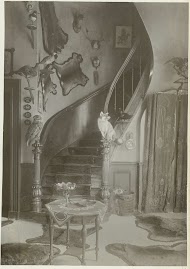 Trap in de hal van landhuis De Wildbaan met jachttrofeeën