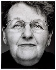 Portret van Annie van Bergen, boerin - geboren te Horssen, 1935