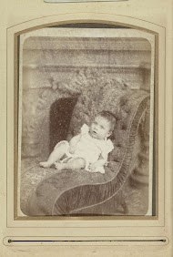 Portret van een baby Guus in een stoel