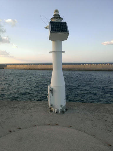 下風呂の白い灯台