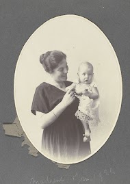 Portret van een Tine Kleiterp-Vermeulen met haar zoon Klaas op de arm in Madjene op Celebes