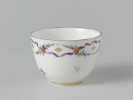 Kop zonder oor, beschilderd met strooibloemen en gouden lovertjes