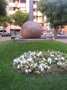 Bola decorativa en la Plaça Maria Aurèlia Capmany