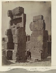 Drie mannen poserend bij een reliëf bij een ingang van de Zaal van Honderd Zuilen in Persepolis