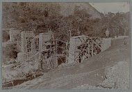 Bouw van de brug over de Woih ni Enang