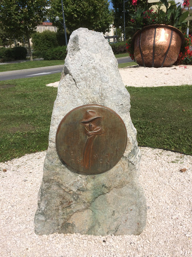 Stèle à Jean Moulin