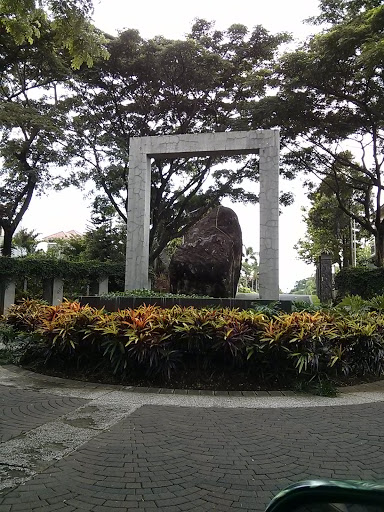 Stone Park Riverside Statue 