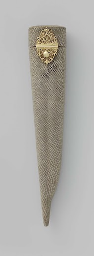 Foedraal van lichtgrijs roggenvel met gouden slotplaat en scharnieren