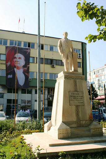 Belediye Atatürk Heykeli
