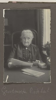 Portret van een vrouw, aangeduid als grootmoeder Rodtbart, lezend in de krant