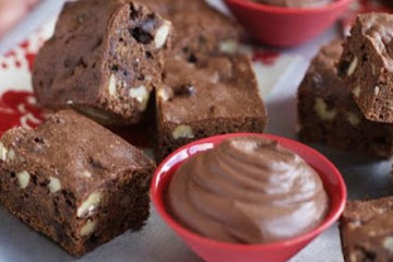Chocolate brownie chunks with chocolate dip