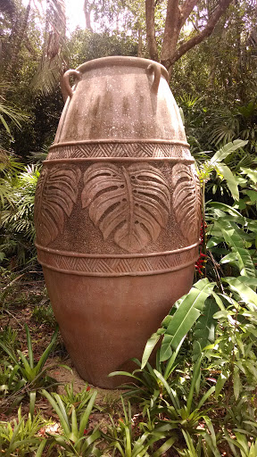 兴隆森林公园树叶瓷罐
