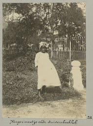 Afro-Surinaams meisje bij stuiverskerkhof