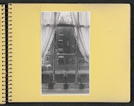 Vensterbank met hyacinten met zicht op een pakhuis