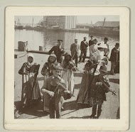 Groep kinderen spelend op muziekinstrumenten.