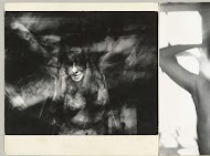 Dubbelopname van  een naakte vrouw met haar armen omhoog en opzij