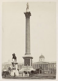 Zuil van Nelson en ruiterstandbeeld op Trafalgar Square in Londen