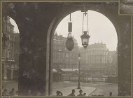 Mensen onder een arcade bij een plein tijdens de overstroming van Parijs