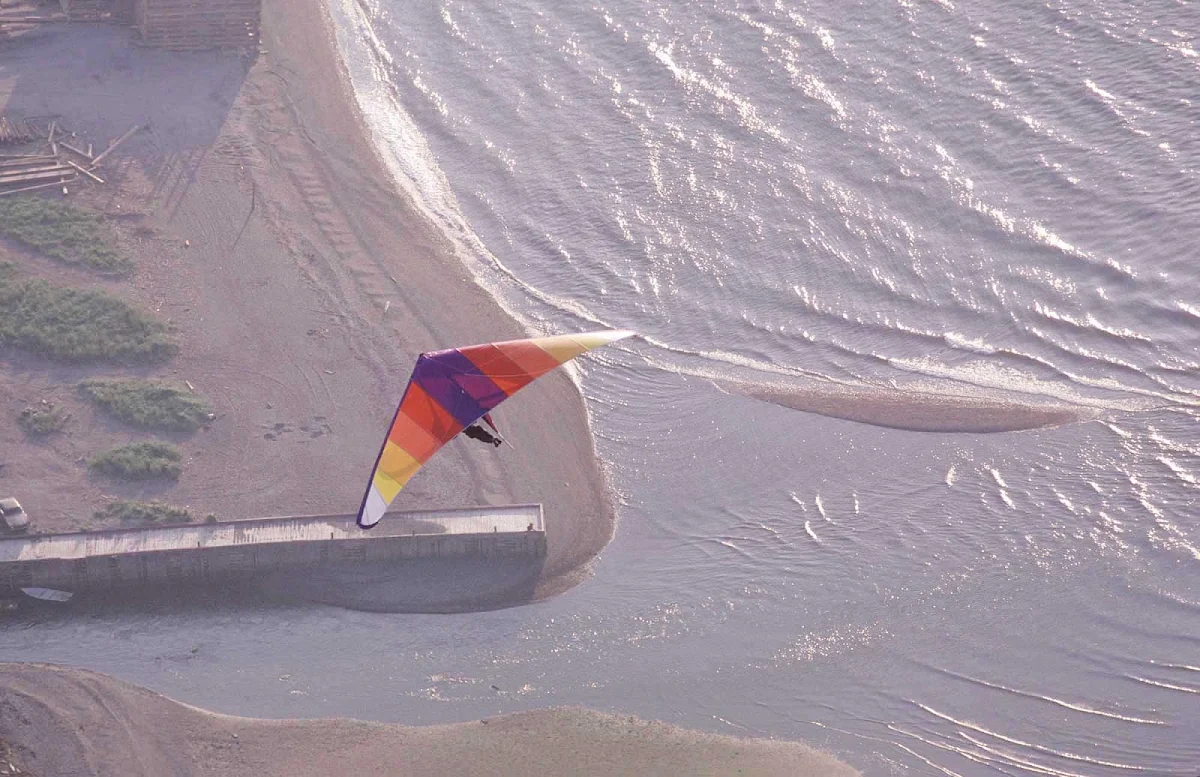 hang-gliding-Gaspesie-Quebec - Hang gliding on the beach, Gaspesie, Quebec. 