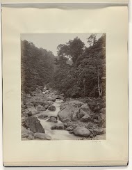 Beek met rotsblokken in Nederlands-Indië