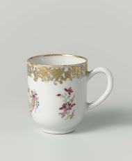 Cup with handle from the 'Swellengrebel service' with a double crowned monogram and a border with floral scrolls