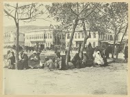 Mensen zittend rond een fontein op een plein in Damascus