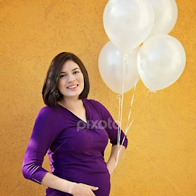 4 months pregnant by Daisy Palafox - People Maternity