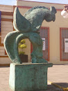 Estatua Verde Frente Al Museo De Arte