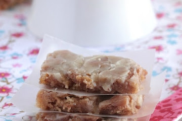 Cinnamon Roll Banana Bread Sheet Cake