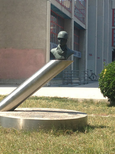 Paolo Benelli Statue