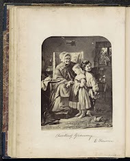 Fotoreproductie van (vermoedelijk) een prent met een grootmoeder die twee kinderen meet