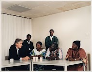 Portret van Max van den Berg met een Senegalese delegatie