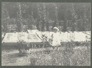 Klein meisje voor plantenkassen in de tuin van landgoed Pauw