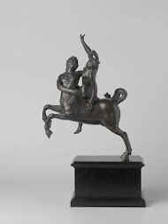 Nessus schaakt Deianeira op sokkel