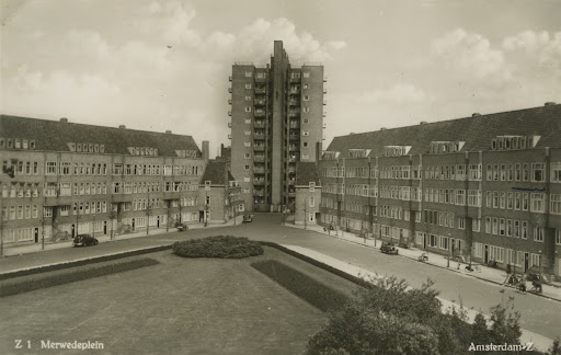 Merwedeplein in Amsterdam-Zuid. The Frank family lives on the right at number 37.