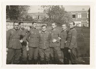 Groep Wehrmachtsoldaten in een stad