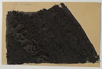 Fragment van een mantel van ciseléfluweel met kloskant, volgens overlevering afkomstig van Hugo de Groot