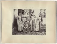 Groepsportret van vijf jonge halfnaakte Indonesische vrouwen, mogelijk op Sumatra