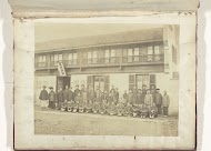 Groepsfoto van Chinese en Europese mannen voor een gebouw