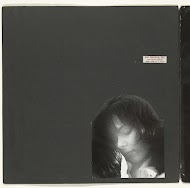 Twee mensen, de één kust de ander in de hals