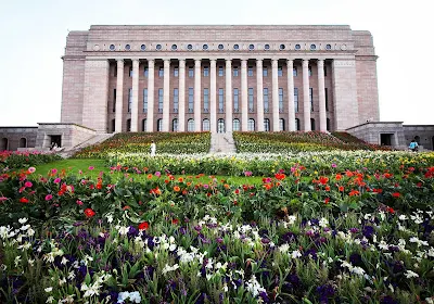 The massive stairs in front of the colossal Finnish parliament house were surrounded by 60,000 flowers for one week as an installation by artist Kaisa Salmi.